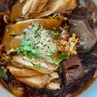 อิ่มเส้นริมโค้ง ก๋วยเตี๋ยวไก่ ข้าวซอย