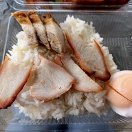 เมนูของร้าน ปิงข้าวหมูแดงหมูกรอบ ถนนพุทธบูชา