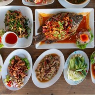 มีตังค์ก๋วยจั๊บไก่ตุ๋น / ข้าวไก่ตุ๋นยาจีน(เจ้าเก่าเจ้าเดิม)