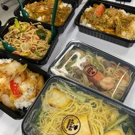 แซลม่อนซาซิมิ ชมพู่มะเหมี่ยว  ทุเรียน ข้าวเหนียวมะม่วง ต้มเลือดหมู ขนมปังหน้าหมู ข้าว ก๋วยเตี๋ยว อาห