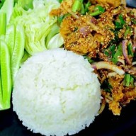 วีณาไก่แซ่บ ถนนหลวงพ่อ