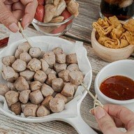 ฮอม.. ลูกชิ้นเห็ดหอม ลูกชิ้นทอด เกี๊ยวกรอบ มังสวิรัติ