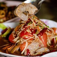 เปี๊ยกส้มตำไก่ย่างหนังกรอบ