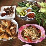ร้านหน่อยไก่ย่าง-ปลาเผา