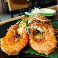 ผัดไทยกุ้งสดแม่มด ตลาดโสภณ โต้รุ้ง