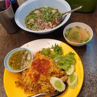 เมนูของร้าน ข้าวหมกไก่สามสี น้ำใสไฮโซ ตลาดมีนบุรี