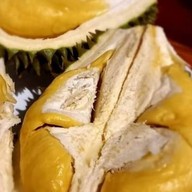 แซลม่อนซาซิมิ ชมพู่มะเหมี่ยว  ทุเรียน ข้าวเหนียวมะม่วง ต้มเลือดหมู ขนมปังหน้าหมู ข้าว ก๋วยเตี๋ยว อาห