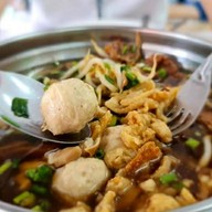 เฮียตงก๋วยเตี๋ยวหมูตุ๋น