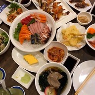 R-แหนมเนือง and อาหารญี่ปุ่น Oshinei