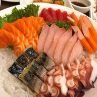 R-แหนมเนือง and อาหารญี่ปุ่น Oshinei