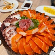 R-แหนมเนือง and อาหารญี่ปุ่น Oshinei