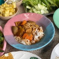 ขนมจีนพี่ป้อม ถนนวิชิตสงคราม