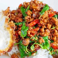 ครัวคุณนาย ก๋วยเตี๋ยวไก่มะระ กะเพราถาดยักษ์ ครัวคุณนาย