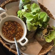 R-แหนมเนือง and อาหารญี่ปุ่น Oshinei