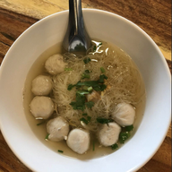 เมนูของร้าน ก๋วยเตี๋ยวลูกชิ้นหมูฮีโร่ ปากซอยลาดพร้าว วังหิน 52