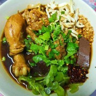 ก๋วยเตี๋ยวไก่มะระ นายสถานี & ข้าวขาหมู