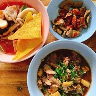 ร้านก๋วยเตี๋ยวรสเลิศ สันติธรรม