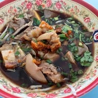 เมนูของร้าน ก๋วยจั๊บหมูกรอบเจ๊ฟ้า เจ้าเก่า