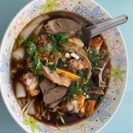 เมนูของร้าน ก๋วยจั๊บหมูกรอบเจ๊ฟ้า เจ้าเก่า