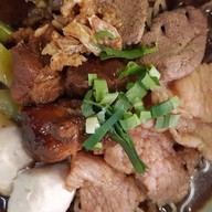 ก๋วยเตี๋ยวเรือป้าแอ๋ว ข้าวหน้าหมูตุ๋น (ปากซอย14เลียบฯเหนือ)