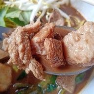 เมนูของร้าน ก๋วยเตี๋ยวเรืออโยธยา300ปี เปลี่ยนหมุดร้าน ( หมู่บ้านทวีทอง 3 )