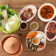 มีตังค์ก๋วยจั๊บไก่ตุ๋น / ข้าวไก่ตุ๋นยาจีน(เจ้าเก่าเจ้าเดิม)