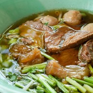 เมนูของร้าน ก๋วยเตี๋ยววัดดงมูลเหล็กบ้านโป่ง