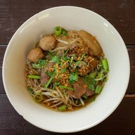 เมนูของร้าน ก๋วยเตี๋ยววัดดงมูลเหล็กบ้านโป่ง