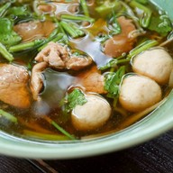 เมนูของร้าน ก๋วยเตี๋ยววัดดงมูลเหล็กบ้านโป่ง