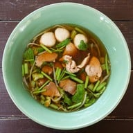 เมนูของร้าน ก๋วยเตี๋ยววัดดงมูลเหล็กบ้านโป่ง