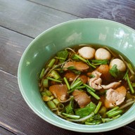 เมนูของร้าน ก๋วยเตี๋ยววัดดงมูลเหล็กบ้านโป่ง