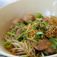 เมนูของร้าน ก๋วยเตี๋ยววัดดงมูลเหล็กบ้านโป่ง