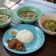 เมนูของร้าน ก๋วยเตี๋ยววัดดงมูลเหล็กบ้านโป่ง