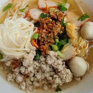 ป้าทรัพย์  ก๋วยเตี๋ยวไก่ตุ๋นยาจีน มีก๋วยเตี๋ยวหมูน้ำตก ต้มยำ น้ำใส อาหารตามสั่ง