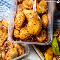 เมนูของร้าน หรอยนิผลไม้คลุก น้ำปลาหวานรสแซ่บ .