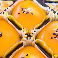 แซลม่อนซาซิมิ ชมพู่มะเหมี่ยว  ทุเรียน ข้าวเหนียวมะม่วง ต้มเลือดหมู ขนมปังหน้าหมู ข้าว ก๋วยเตี๋ยว อาห