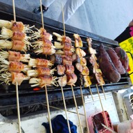 หมึกย่างหม่าล่าอร่อยเผ็ดซ่า BY NOOR ตลาดข้างป้อมยามหน้าเอื้ออาทรร่มเกล้า