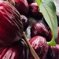 แซลม่อนซาซิมิ ชมพู่มะเหมี่ยว  ทุเรียน ข้าวเหนียวมะม่วง ต้มเลือดหมู ขนมปังหน้าหมู ข้าว ก๋วยเตี๋ยว อาห