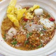 เมนูของร้าน ย้ง เย็นตาโฟ- ต้มยำหมูมะนาว -ข้าวหมูแดงหมูกรอบ - กาแฟสด
