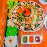 เยาวเรศ เตี๋ยวตุ๋นหม้อไฟ เอแบค