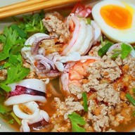 ร้านป้าเล็กกล้วยทอด  ขายทุกอย่างค่ะ ร้านกล้วยทอด ไข่เต่า บ้าบิ่น แซนวิช สลัด กาแฟ