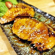 มาโกโตะ ซูชิ อาหารญี่ปุ่นและหมูกรอบ