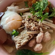 ก๋วยจั๊บญวนอุบลร้านโก้ ก๋วยจั๊บอุบลหมูยอแท้ ซุปกระดูกเล้งหอมๆ เจ้าแรกของโป่งไผ่ ลูกค้าที่สั่งผ่านแอพหากได้สินค้าไม่ครบไม่ถูกรบกวนโทรกลับทางร้านเพื่อชดเชยให้ได้ทันทีเลยนะครับขอบคุณมากครับ
