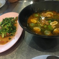 เจ๊สาวข้าวต้มโต้รุ้ง