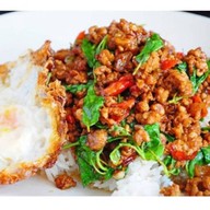 ครัวคุณนาย ก๋วยเตี๋ยวไก่มะระ กะเพราถาดยักษ์ ครัวคุณนาย