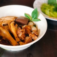 เตี๋ยวไก่ต้นยม (หลังร้านลอนดรี้บาร์)