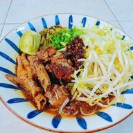 ขนมจีนน้ำเงี้ยว พอลล่า เพชรเกษม