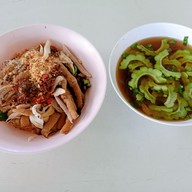 ก๋วยเตี๋ยวไก่มะระ ตายงค์ คลอง 1 ธัญบุรี