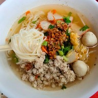 ป้าทรัพย์  ก๋วยเตี๋ยวไก่ตุ๋นยาจีน มีก๋วยเตี๋ยวหมูน้ำตก ต้มยำ น้ำใส อาหารตามสั่ง