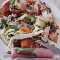 บ้านสวน ขนมจีน - ตำแคปหมู